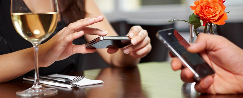 Korišćenje mobilnih telefona u restoranu