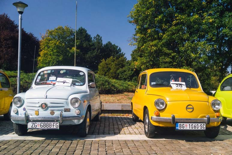 Beli i žuti automobil Fića