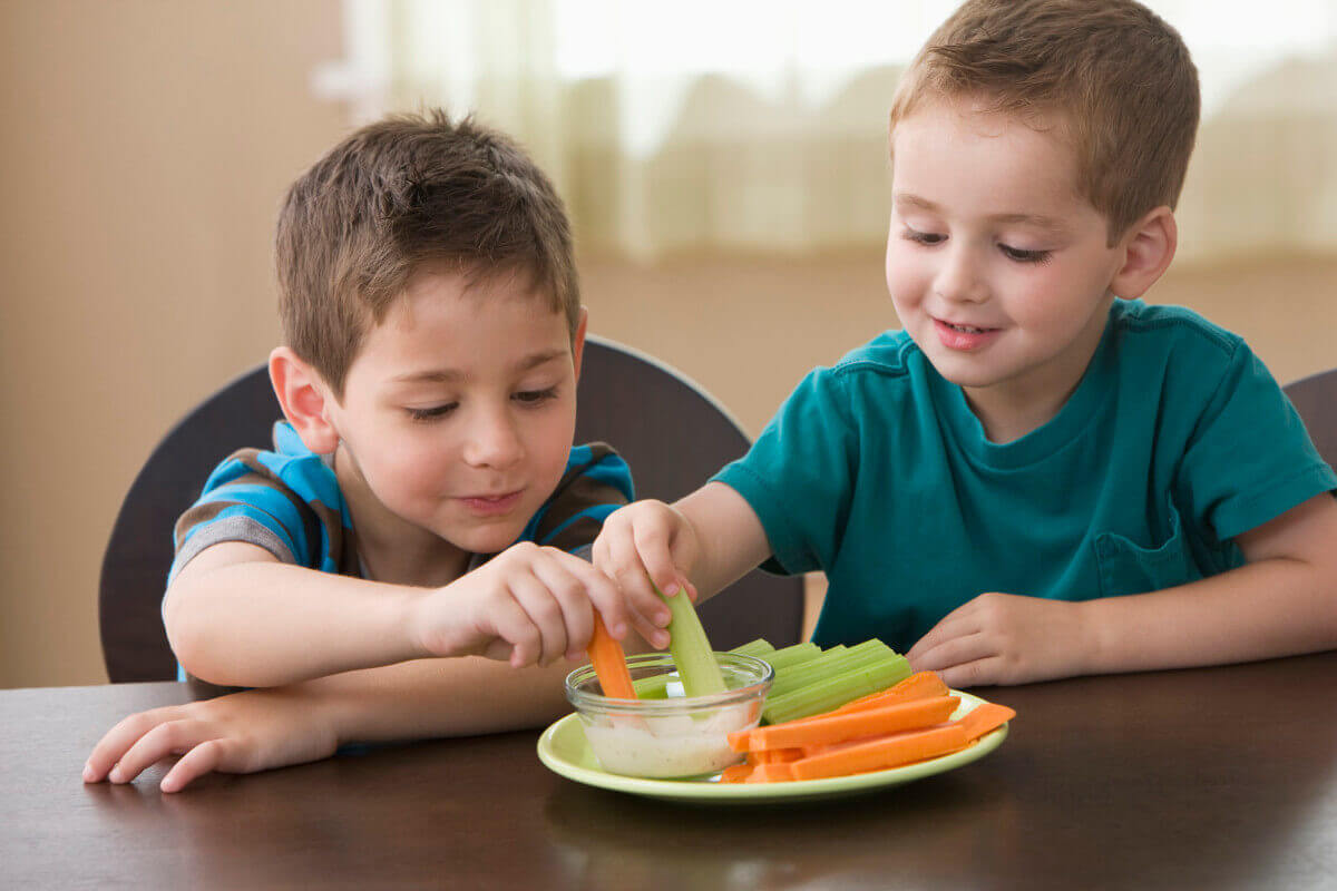 Dečaci jedu povrće