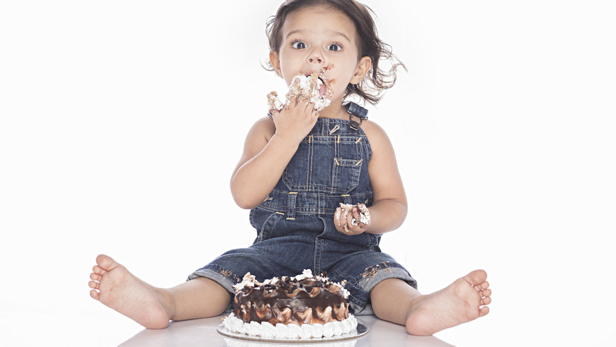 Devojčica jede tortu