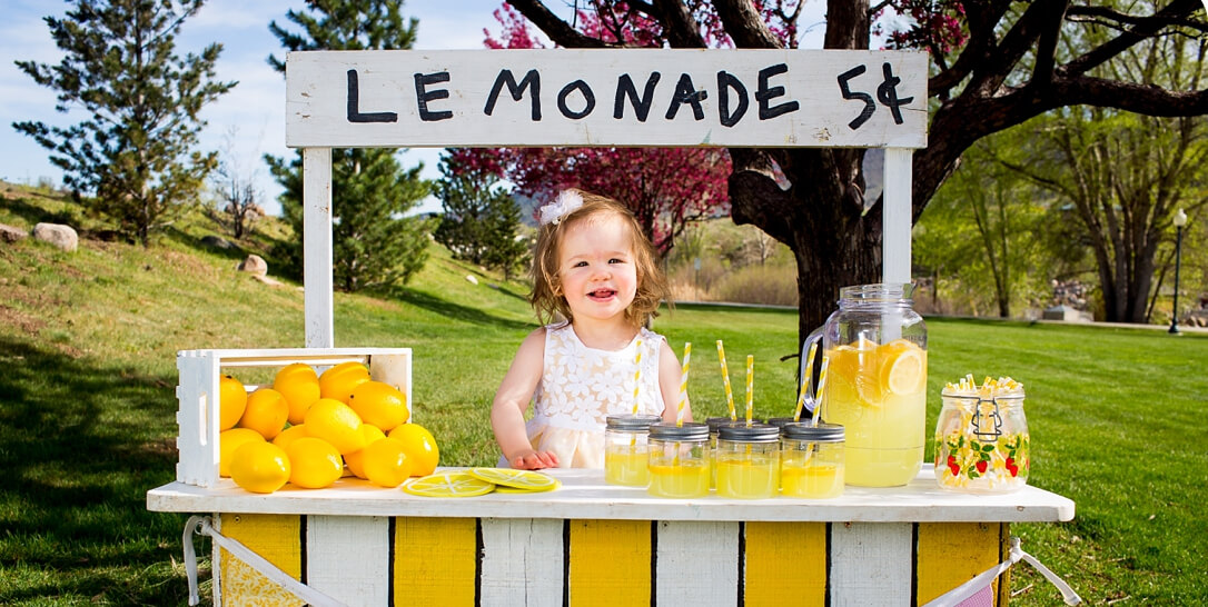 Devojčica prodaje limunadu