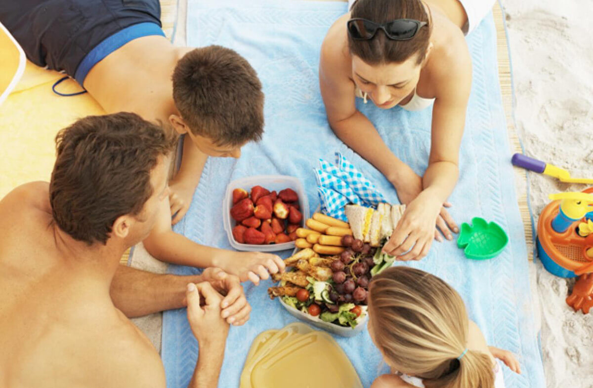 Porodica ruča na plaži