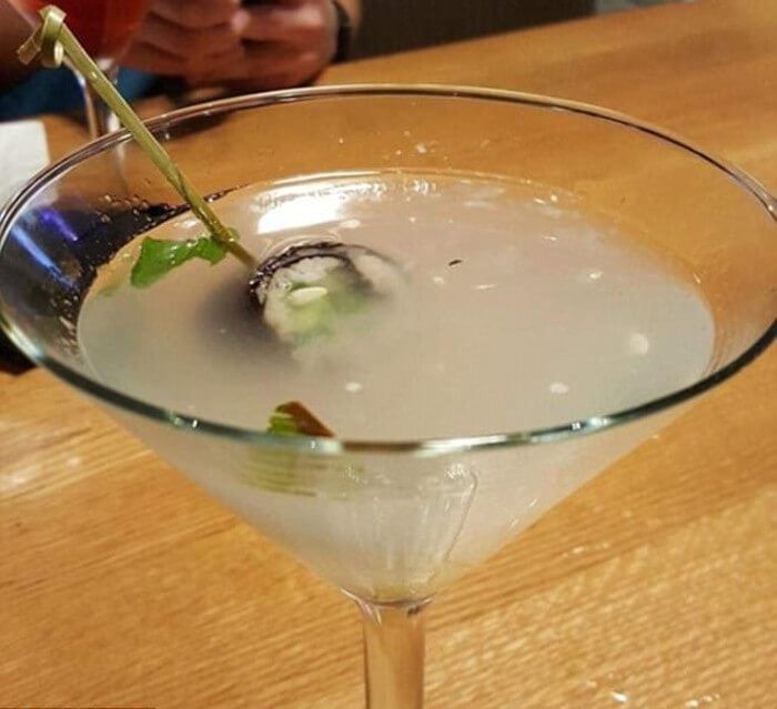 Suši serviran u čaši za martini