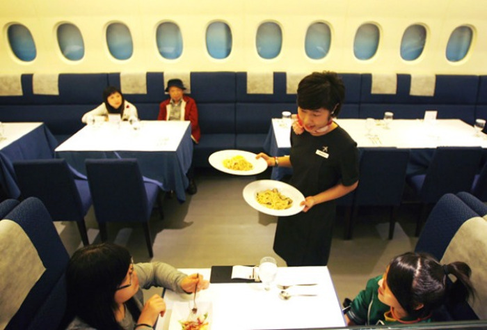 Restoran uređen kao unutrašnjost aviona.