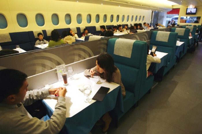 Restoran uređen kao unutrašnjost aviona.