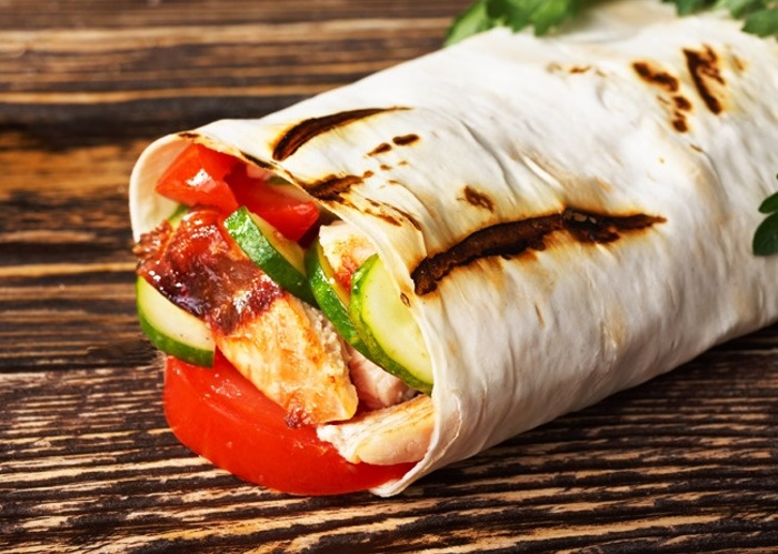 Shawarma, tradicionalna punjena tortilja u Dubaiju