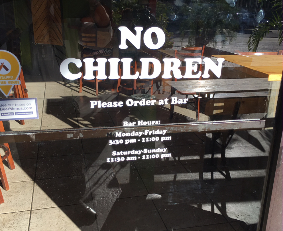 Deci zabranjen ulaz u restoran.