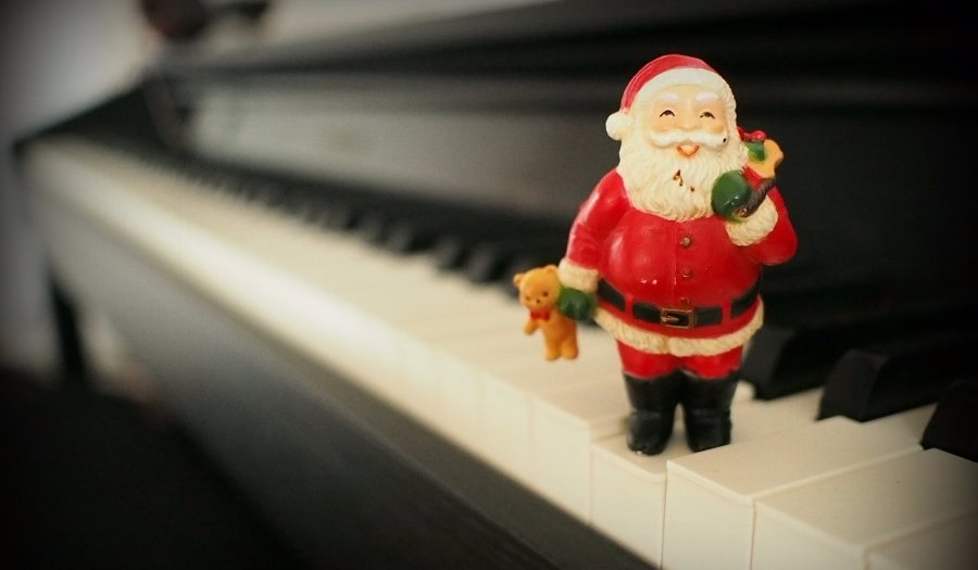 Figurica Deda Mraza na klaviru
