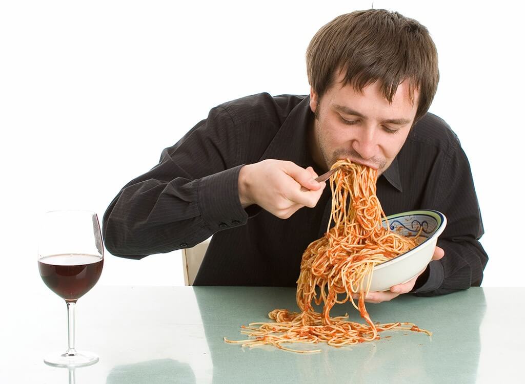 Čovek jede špagete