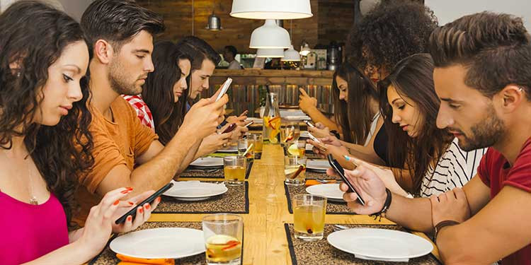 Korišćenje telefona u restoranu