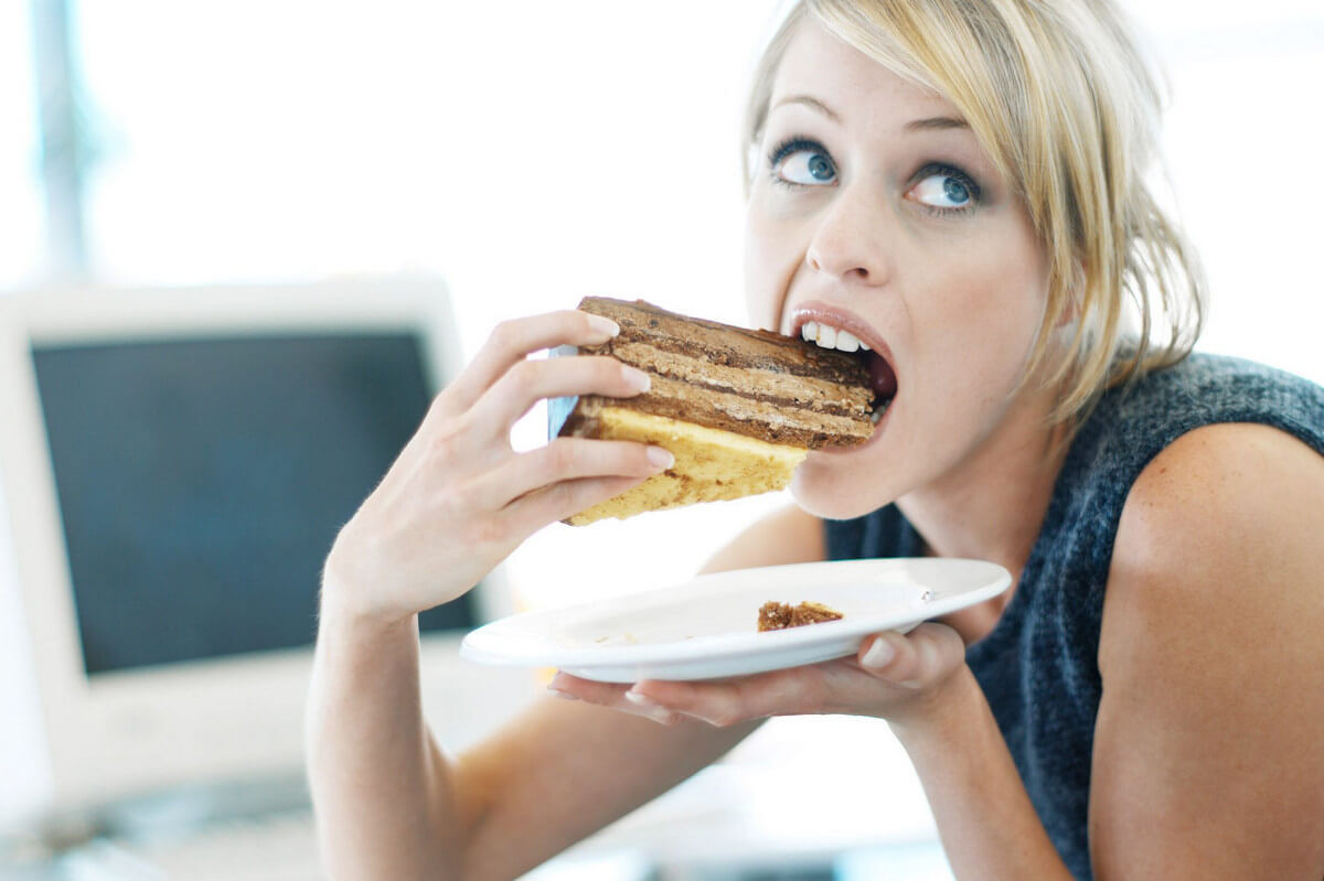 Žena jede kolač