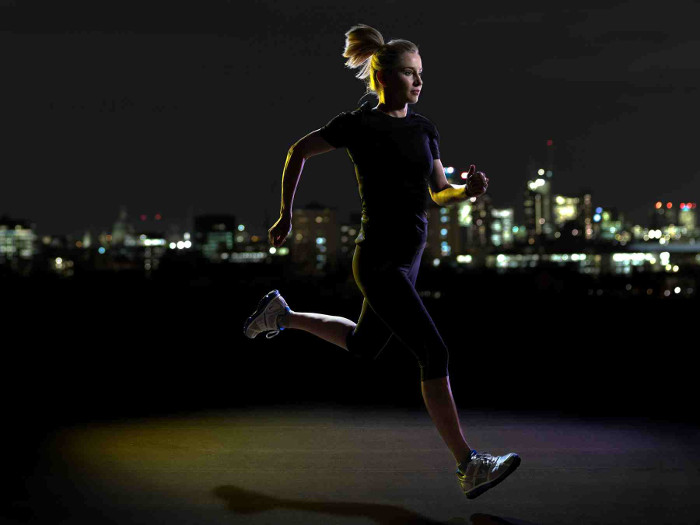 Žena trči noću
