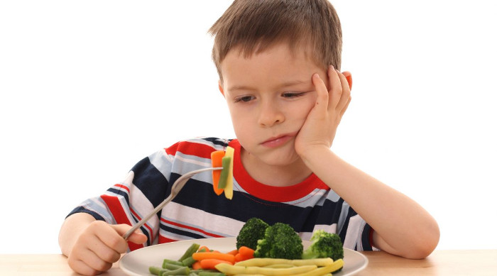 Dečak jede povrće