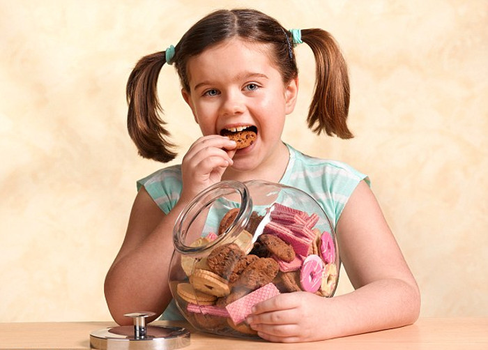Devojčica jede keks