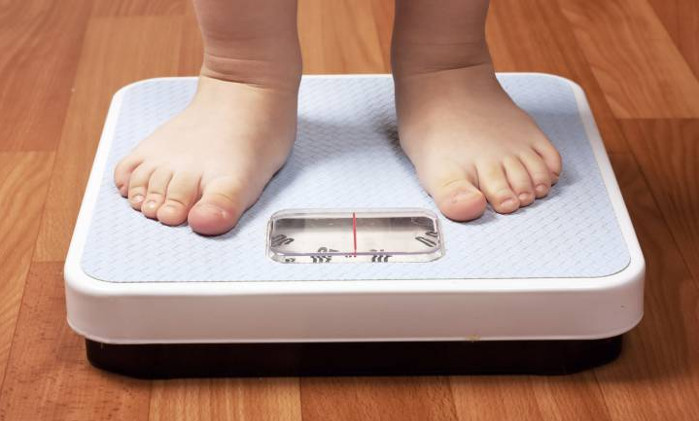 Dete se meri na vagi za težinu
